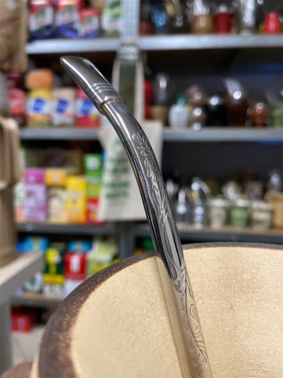 Bombilla (bomba) Simple z grawerem Bortonaggio 1000 Furos INOX ze szczoteczką 21 cm - zbliżenie na ustnik