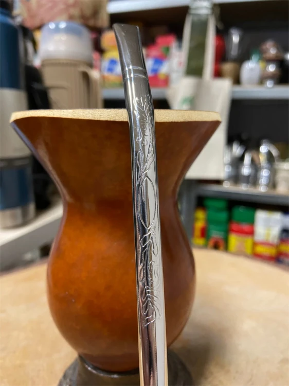 Bombilla (bomba) Liso zdobiona z grawerem Bortonaggio 1000 Furos INOX ze szczoteczką 21 cm - zbliżenie na grawer