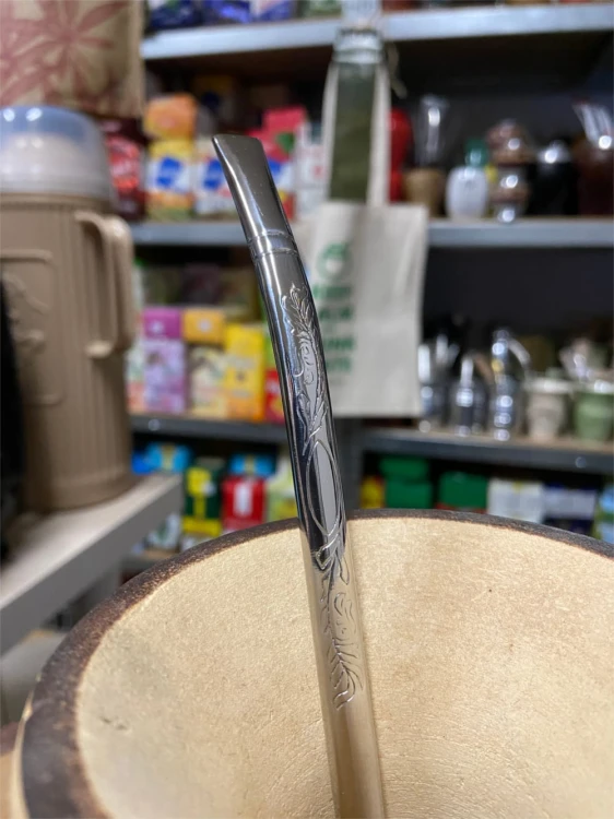 Bombilla (bomba) Liso zdobiona z grawerem Bortonaggio 1000 Furos INOX ze szczoteczką 21 cm - zbliżenie na ustnik