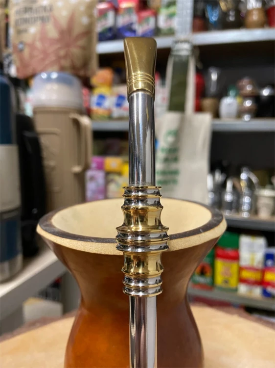 Bombilla (bomba) "Oro grande anel" Bortonaggio 1000 Furos INOX ze szczoteczką 25 cm - zbliżenie na zdobienia