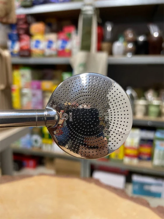 Bombilla (bomba) "Oro grande anel" Bortonaggio 1000 Furos INOX ze szczoteczką 25 cm - zbliżenie na filtr