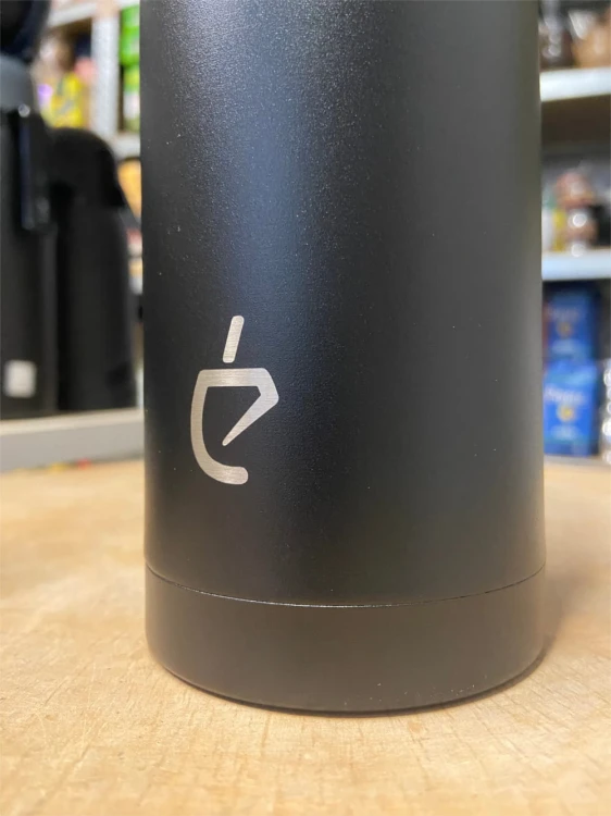 Yerbomos Un Mate XL 750 ml - zbliżenie na logo w dolnej części