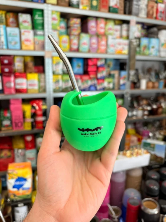 Naczynie silikonowe turystyczne Verde (zielone) z logo 190 ml - widok z bombillą la Mulata
