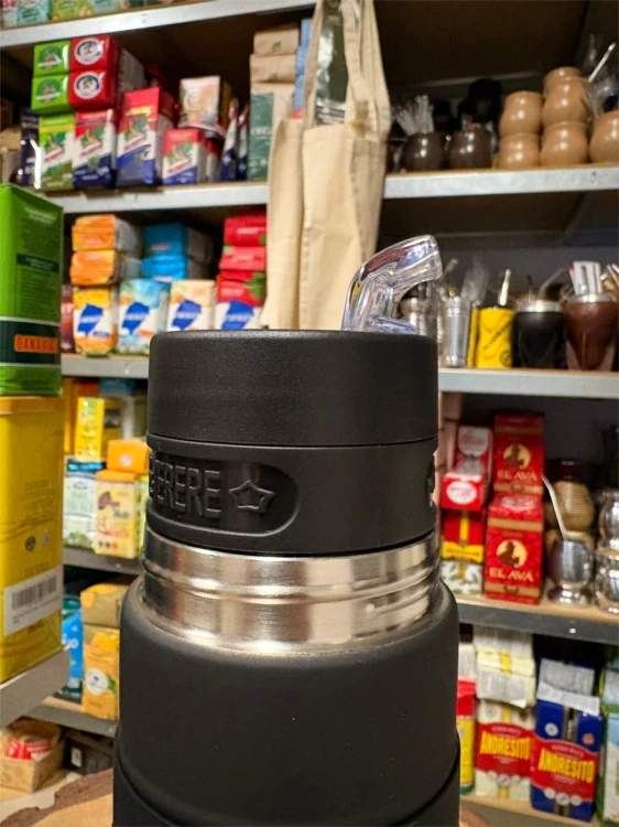 Yerbomos Yerbee "Black" 700 ml - zbliżenie na ustnik