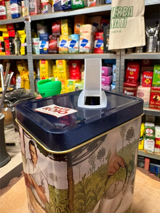 Yerba Mate Rojo Tradicional 500g w puszce - zbliżenie na dozownik