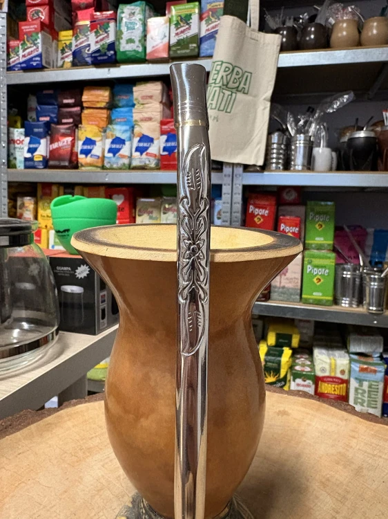 Bombilla (bomba) "Grande" zdobiona z grawerem Bortonaggio 1000 (Mil) Furos INOX ze szczoteczką 24 cm - zbliżenie na ustnik