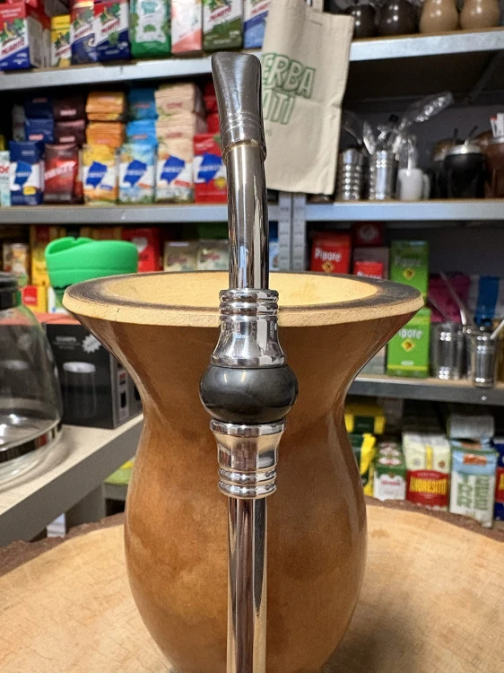 Bombilla (bomba) "Piedra" Bortonaggio 1000 (Mil) Furos INOX ze szczoteczką 23 cm - kolor czarno biały - zbliżenie na pierścień
