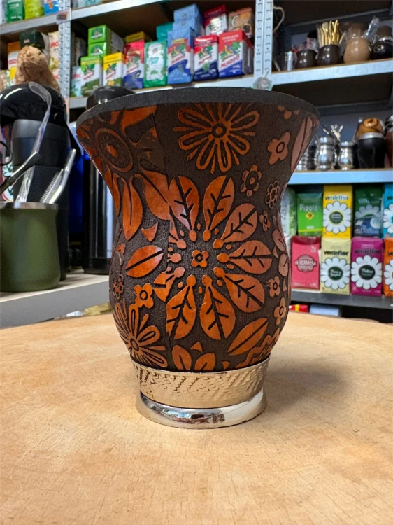 Tykwa (cuia) zdobiona "Flores" 235 ml - widok z innej perspektywy